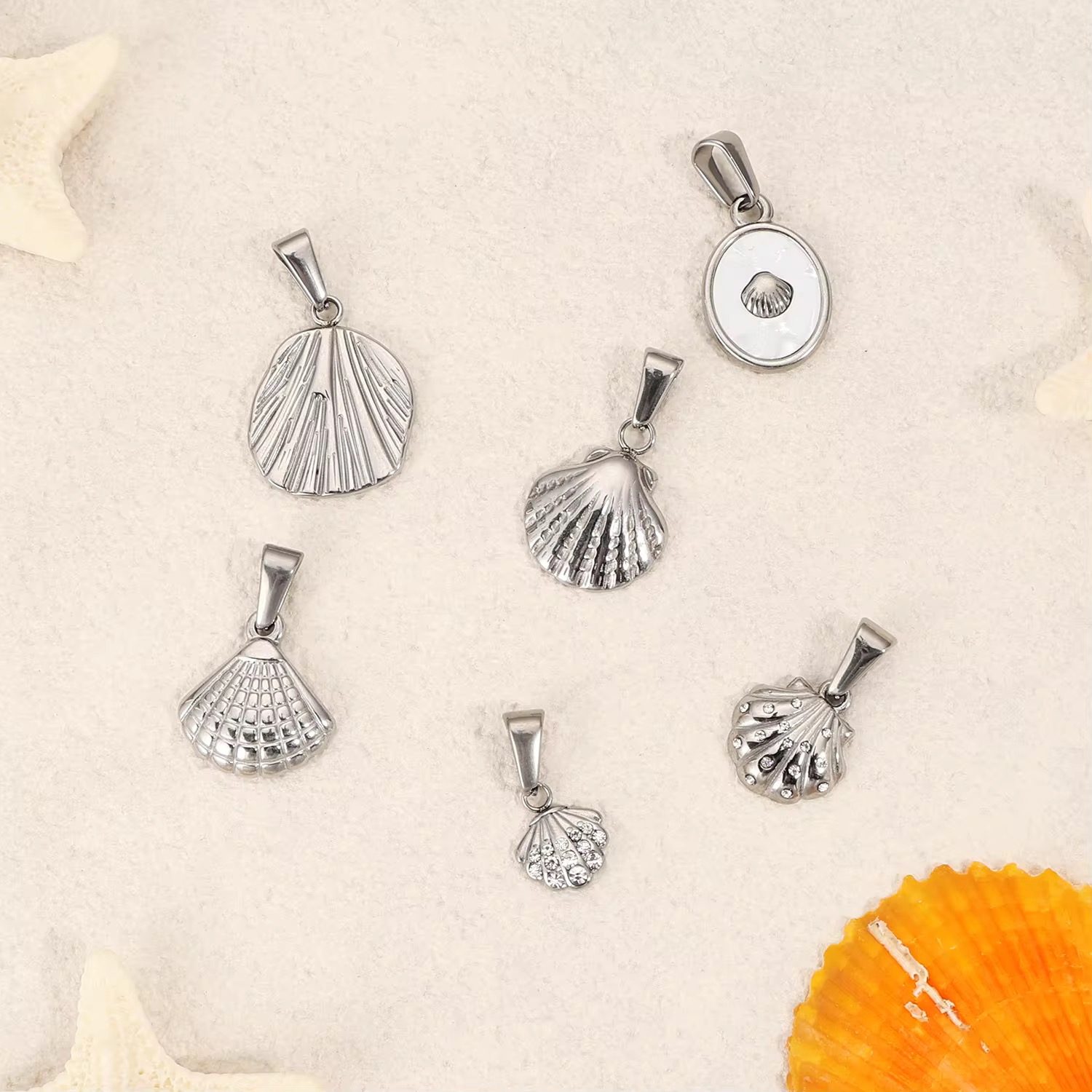 In the summer of 2025, the Ocean Series stainless steel pendant casings in the shapes of conch shells and starfish are waterproof jewelry pieces for necklaces. They are DIY accessories, exuding unique charm.