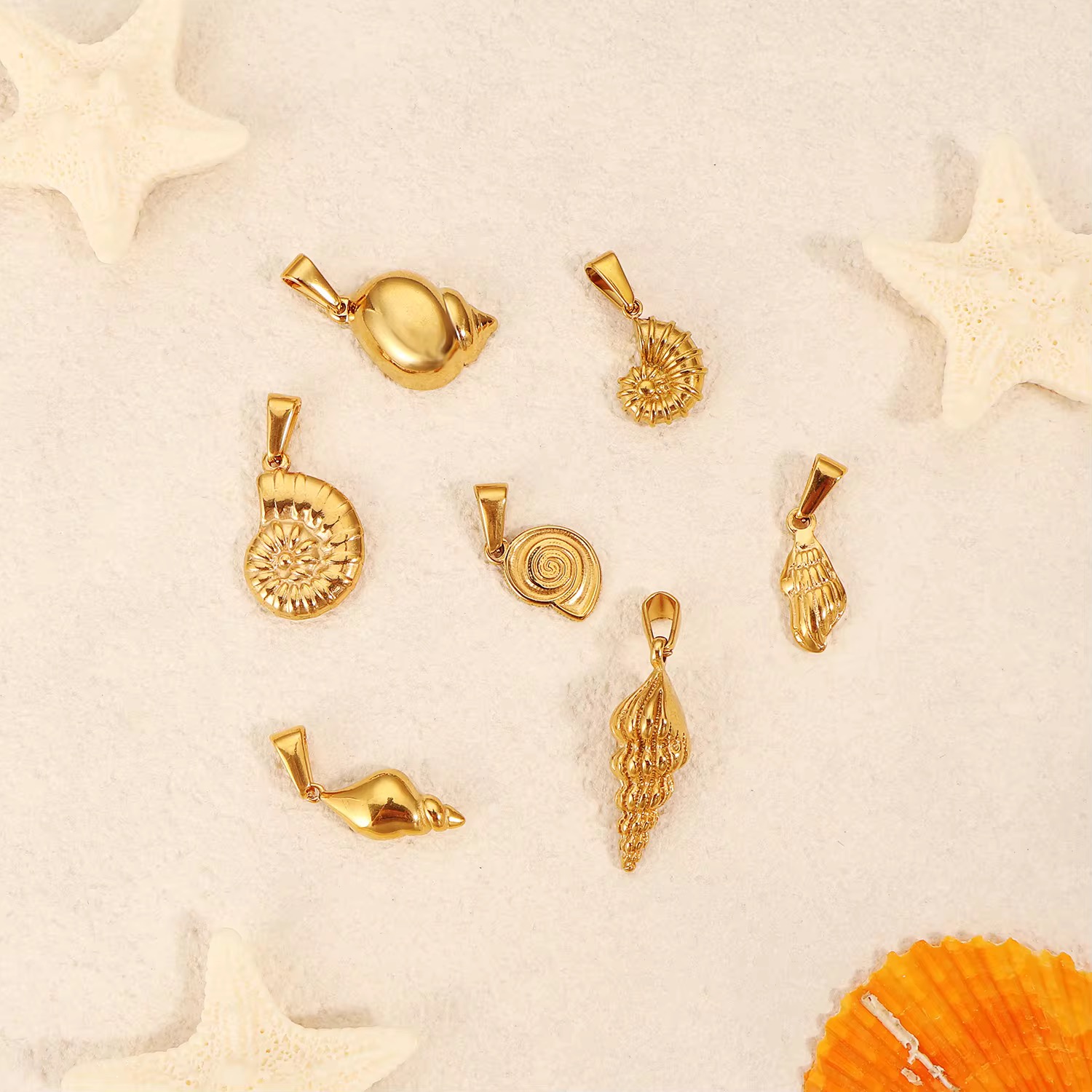 In the summer of 2025, the Ocean Series stainless steel pendant casings in the shapes of conch shells and starfish are waterproof jewelry pieces for necklaces. They are DIY accessories, exuding unique charm.