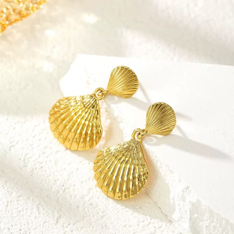 Exaggerated, niche - style stud earrings with a high - end feel. These metal earrings feature a shell - like texture, are electro - plated, and inlaid with mixed diamonds in a heart shape.