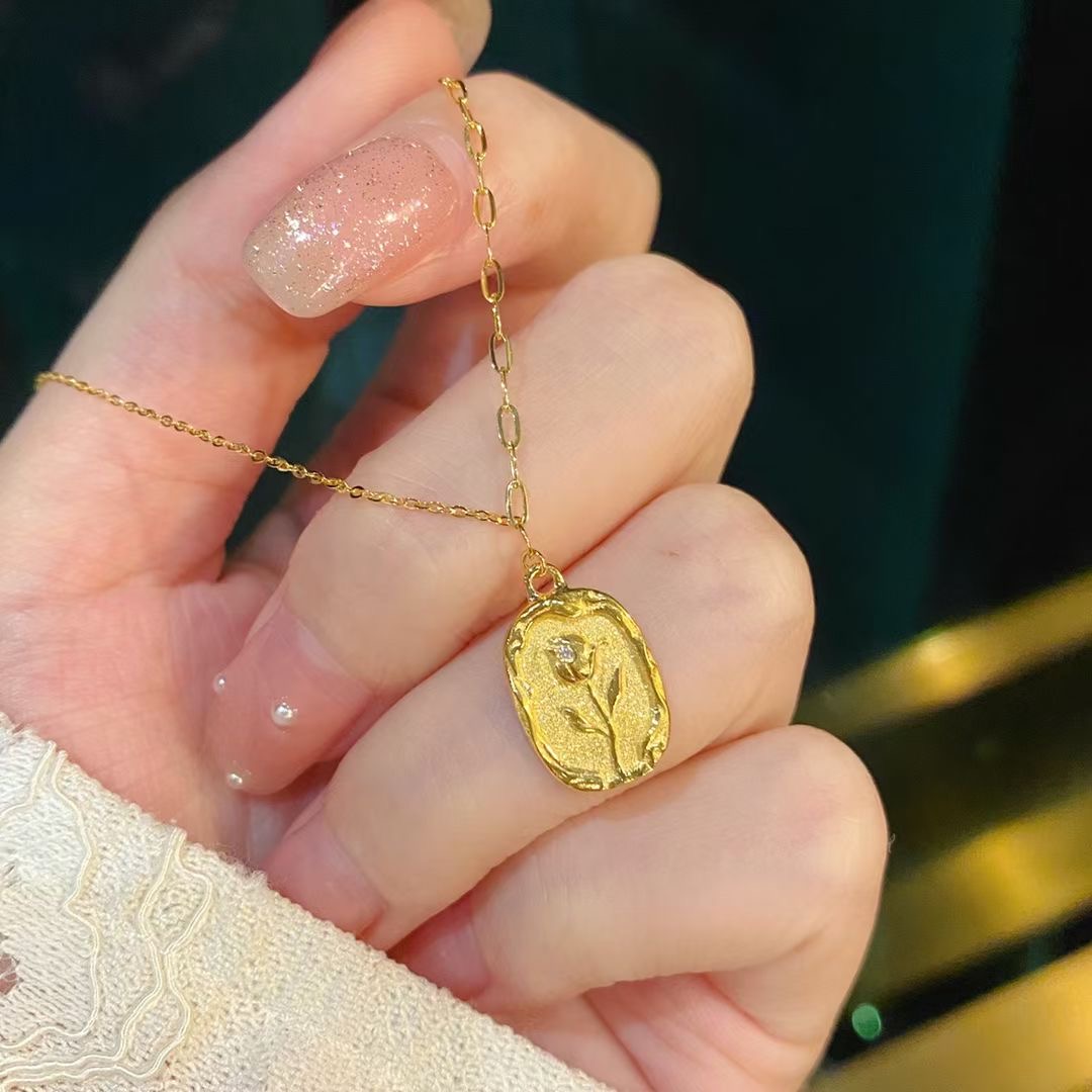 The tulip flower card necklace for women is retro and romantic, with a golden pendant. It's a high-quality collarbone chain with a rose gold medal design.