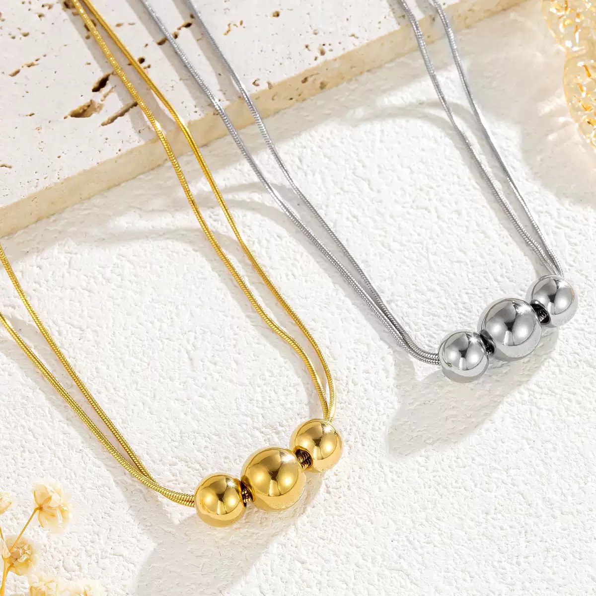 Customized stainless steel necklace with three metal spheres. The chain features a minimalist style, exuding a sense of light luxury and being trendy, making it a perfect collarbone chain.