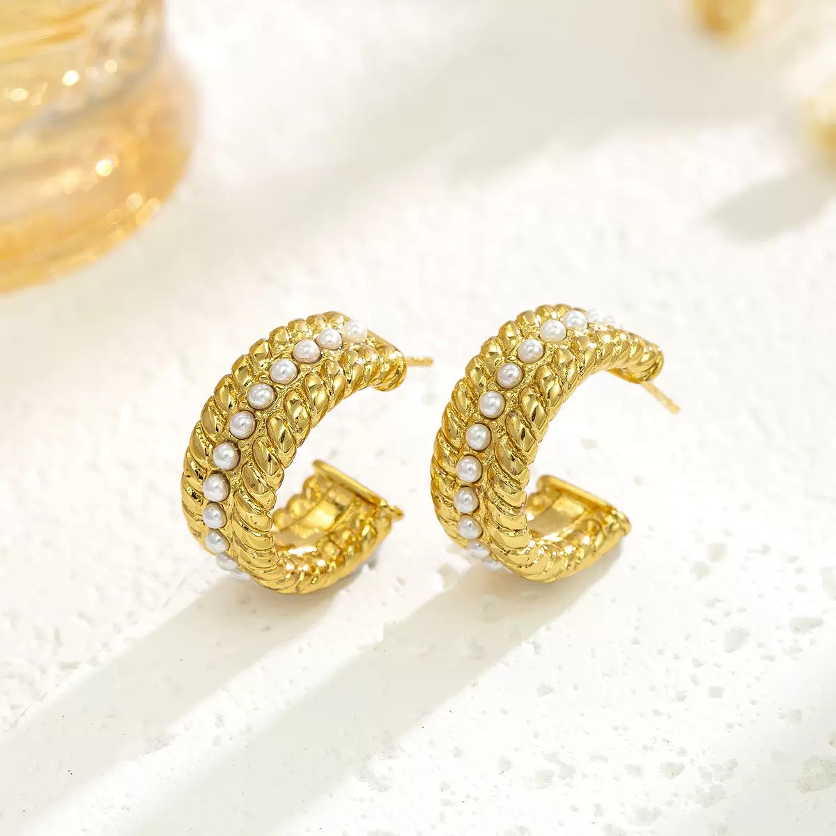 French-style gold-plated C-shaped stainless steel earrings, light luxury and niche pearl titanium steel stud earrings, high-end earrings as women's accessories